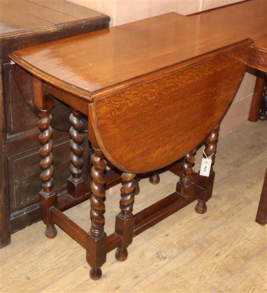 A 1920s oak gateleg table W.75cm